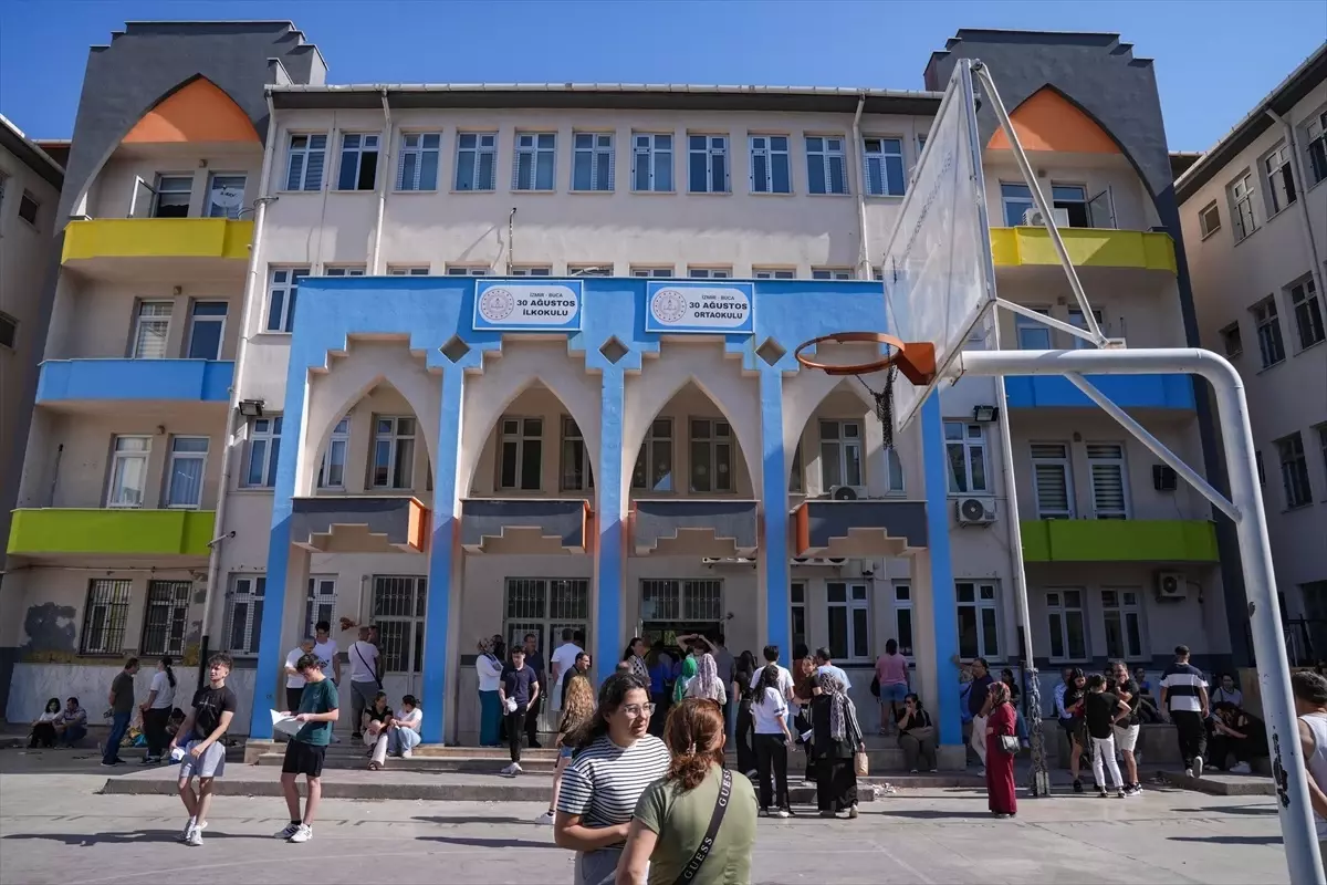 2025-YKS AYT Sınavı İzmir ve Denizli'de Başladı