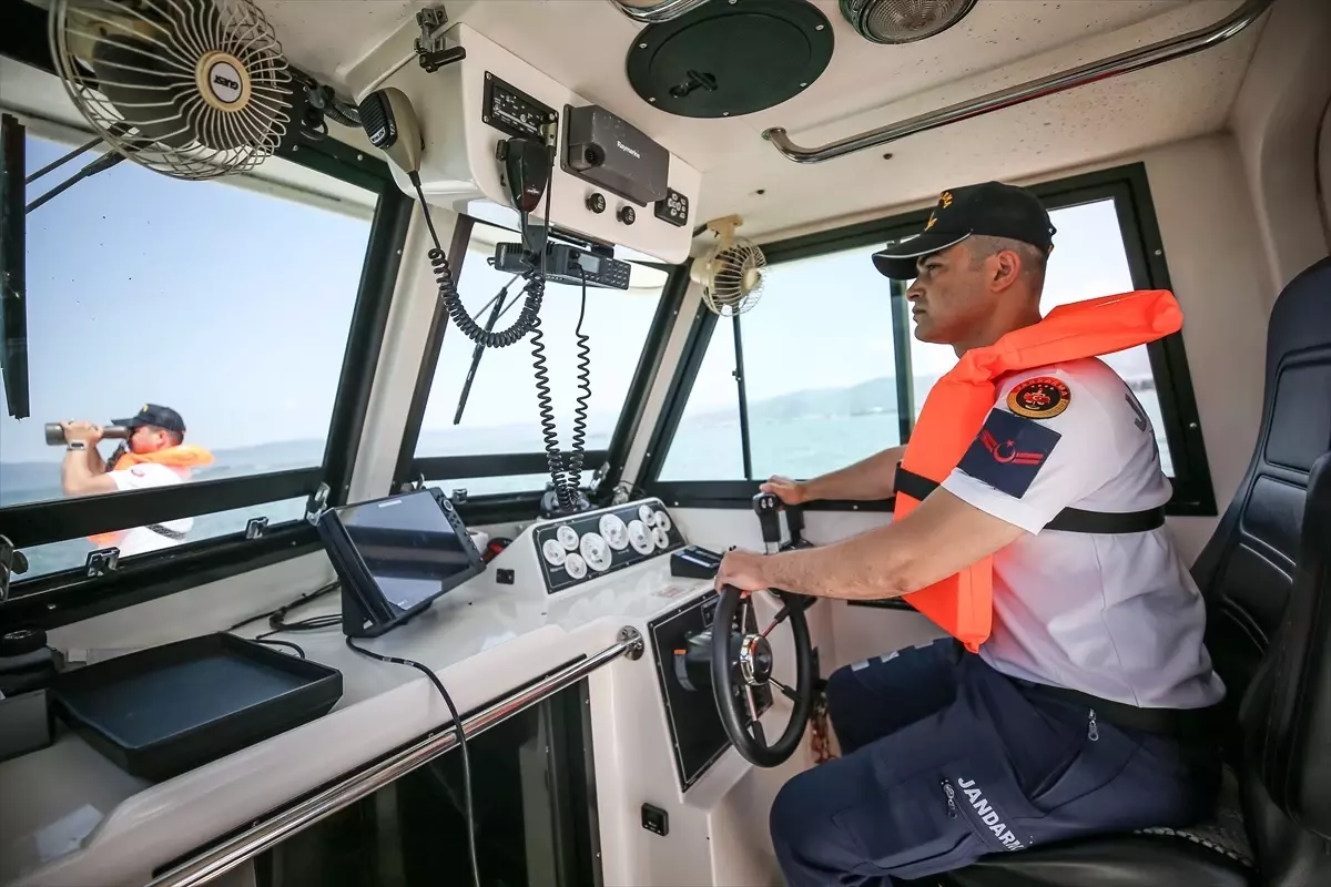 İznik Gölü'nde Jandarma Asayiş Bot Timinden 24 Saat Güvenlik