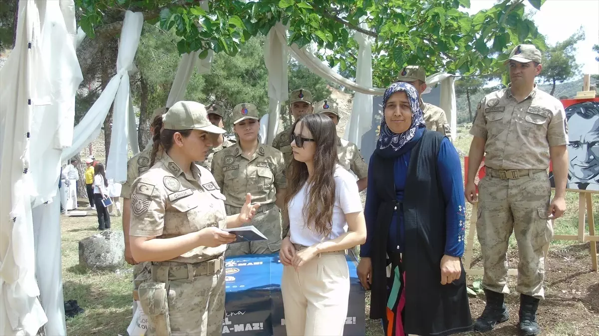 Jandarma Ekipleri Yesemek Müzesi'nde KADES Uygulamasını Tanıttı