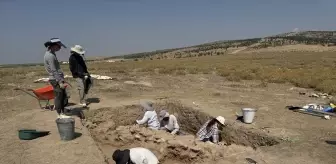 Japon Arkeologlar, Bolvadin'deki Üçhöyük Kazısına Öğrencileriyle Katıldı