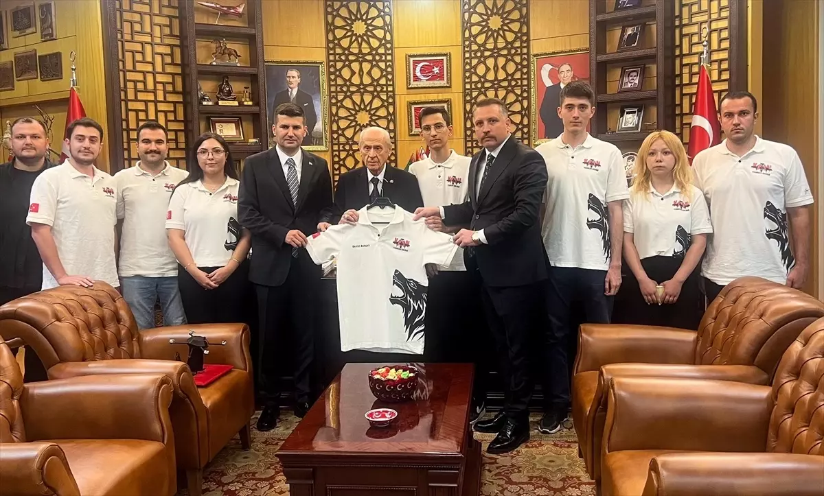 MHP Lideri Bahçeli'ye TÜRKHAN İHA Prototipi Takdim Edildi