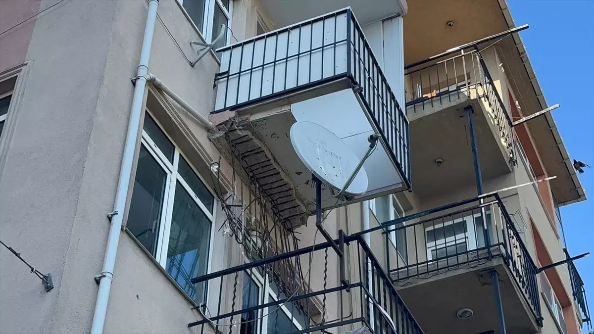 Kadıköy'de 5 Katlı Binanın Balkonu Çöktü