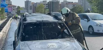 Kadıköy'de Köprü Üzerinde Hafif Ticari Araçta Yangın
