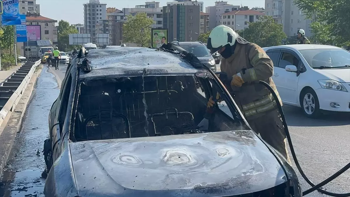 Kadıköy'de Köprü Üzerinde Hafif Ticari Araçta Yangın