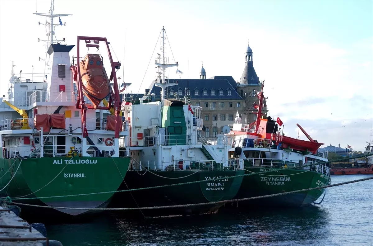 Kadıköy&apos;de Gemide Yangın: İtfaiye Ekipleri Müdahale Etti