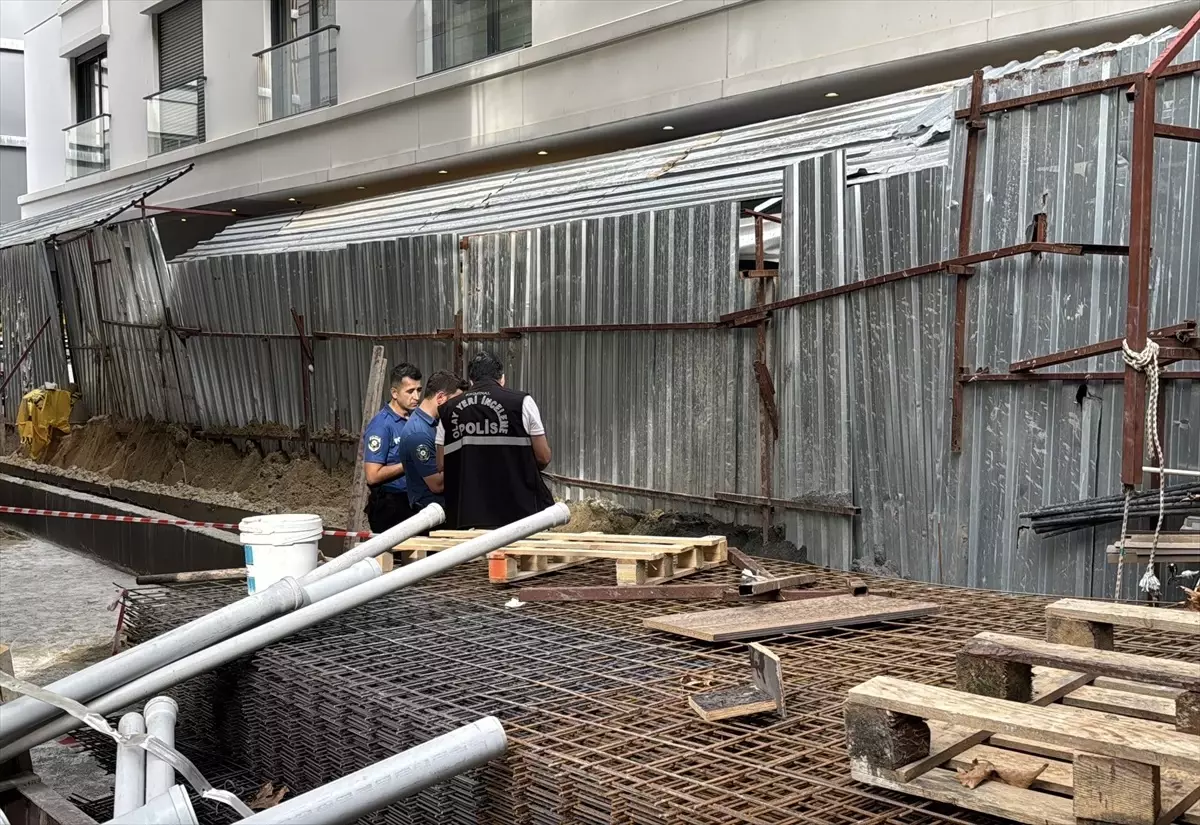Kadıköy'de İnşaat Şantiyesinde İstinat Duvarı Kaydı: 2 İşçi Yaralı