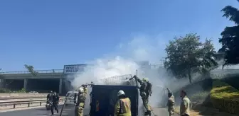 Kadıköy'de Kamyonetin Dorsesinde Yangın Çıktı