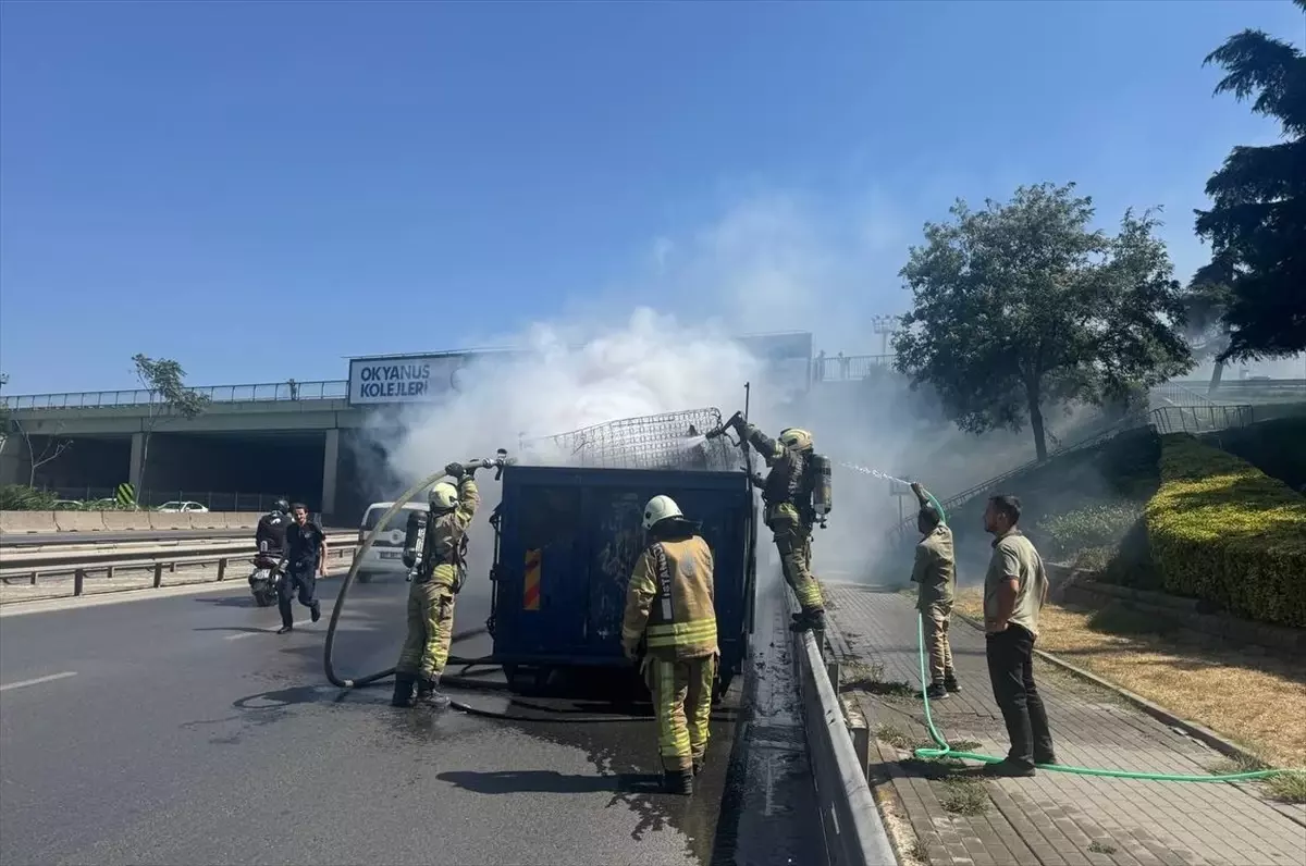 Kadıköy'de Kamyonetin Dorsesinde Yangın Çıktı