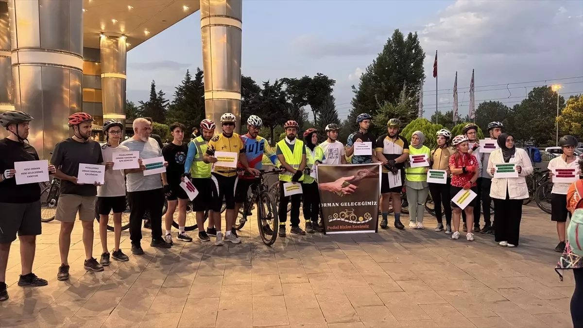 Kadın Bisikletçiler Orman Yangınlarına Dikkat Çekmek İçin Pedal Çevirdi