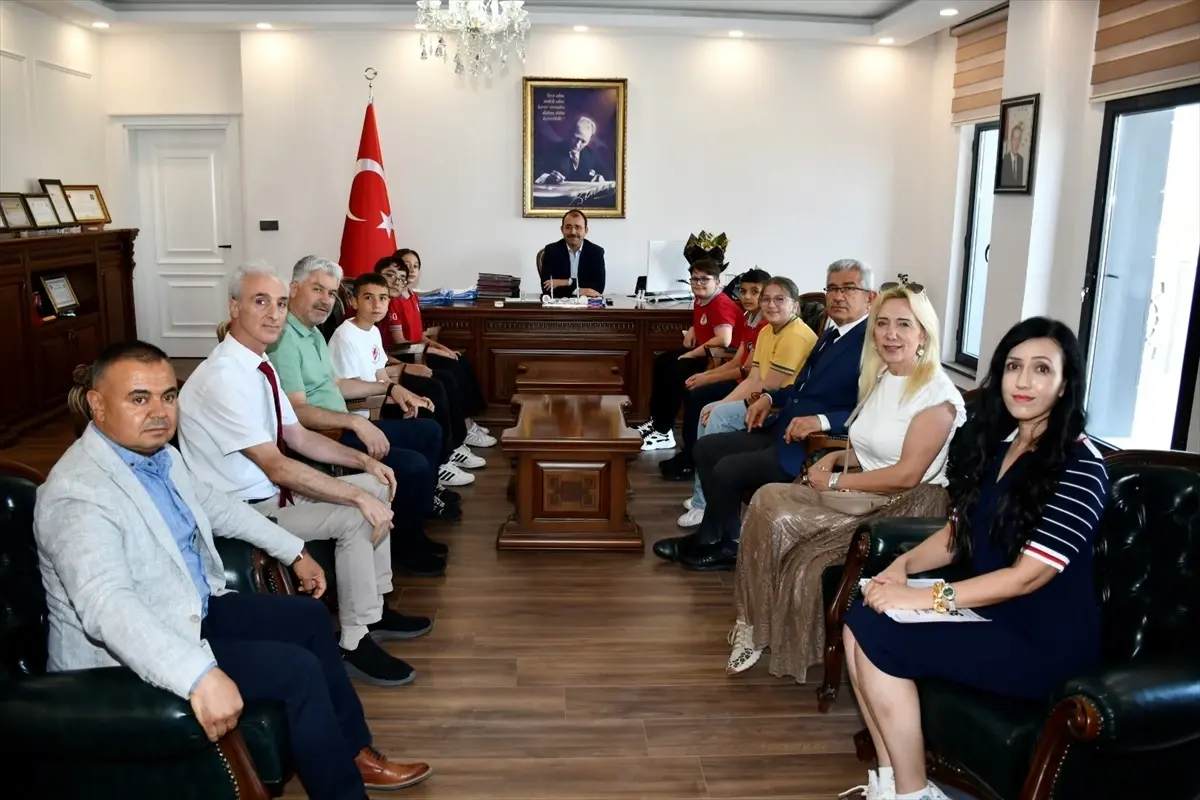Kadirli'de Bursluluk Sınavında Birinci Olan Öğrencilere Hediye