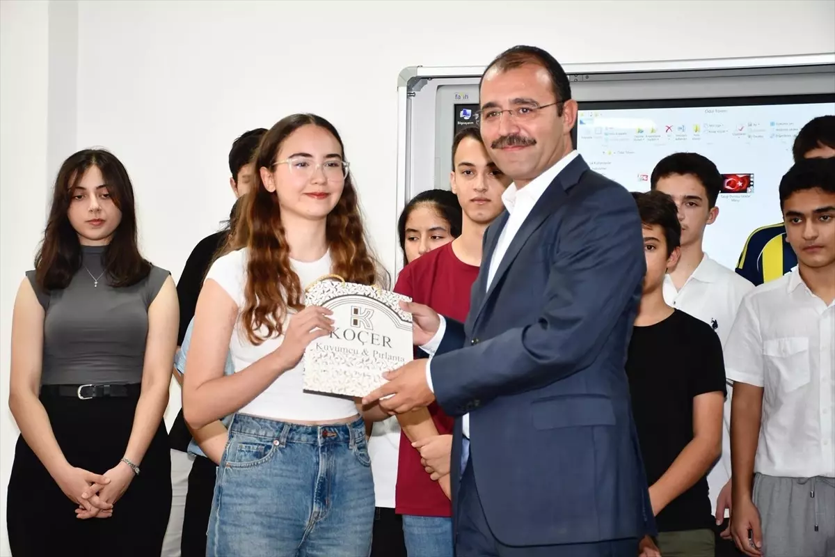 Başarılı Öğrencilere Altın Hediyesi