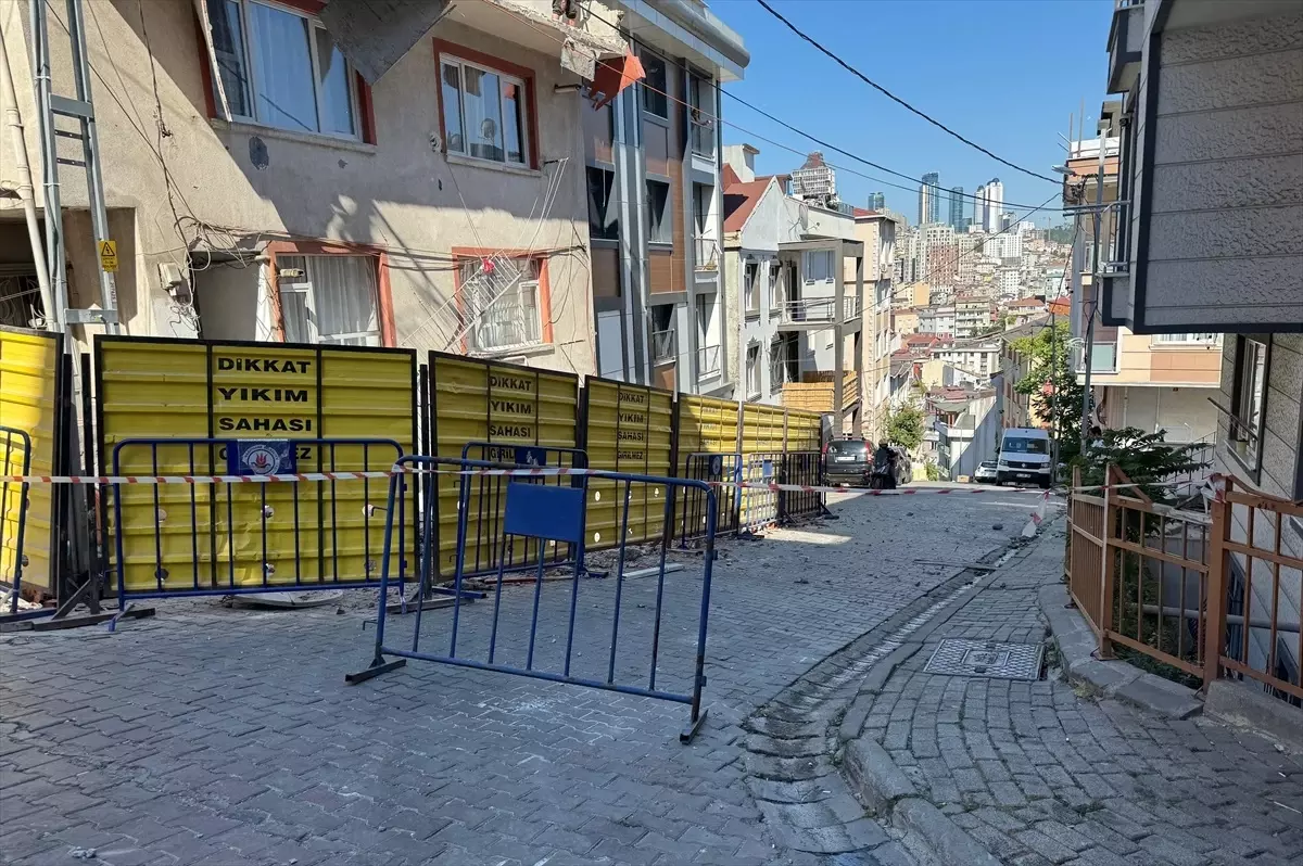 Kağıthane'de Balkon Çöktü, 4 Katlı Bina Tahliye Edildi