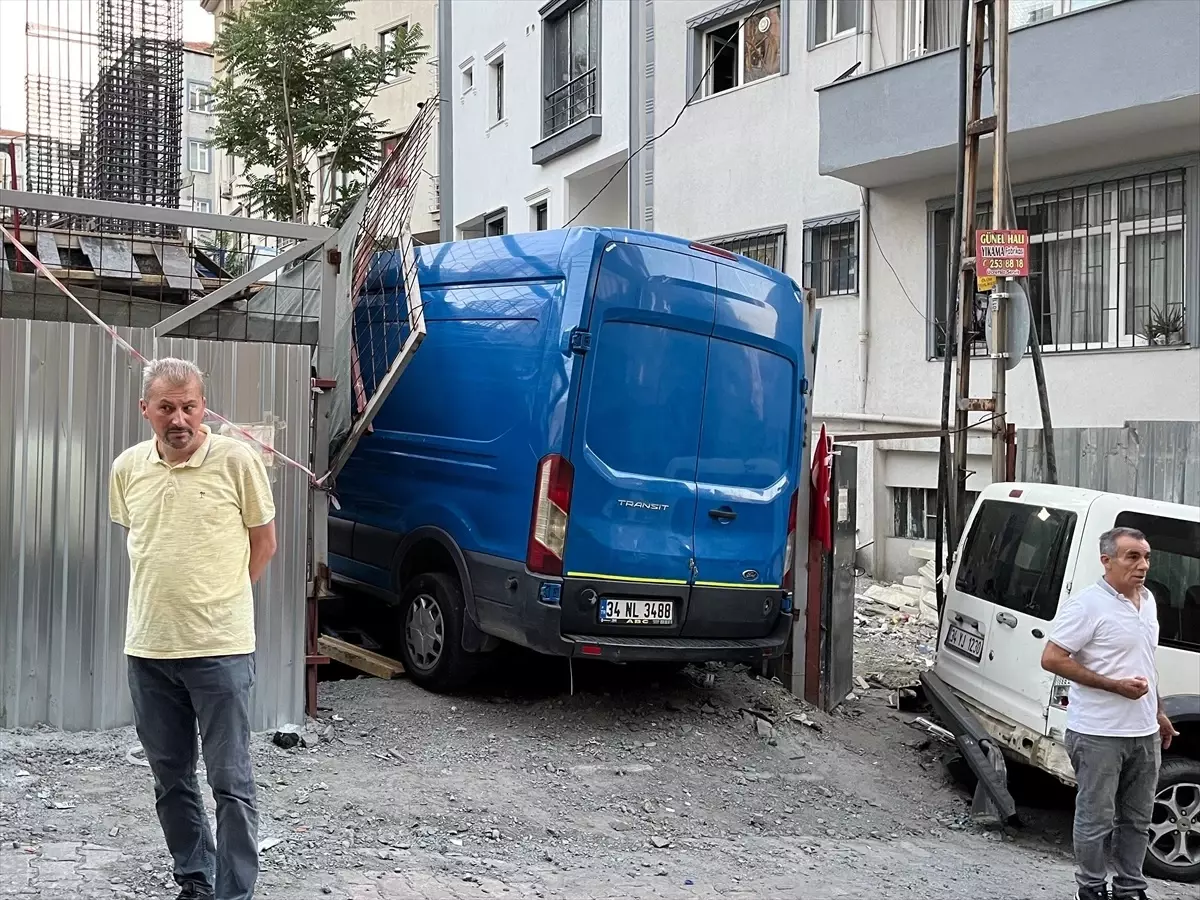 Freni Boşalan Panelvan Yokuş Aşağı Kontrolden Çıktı