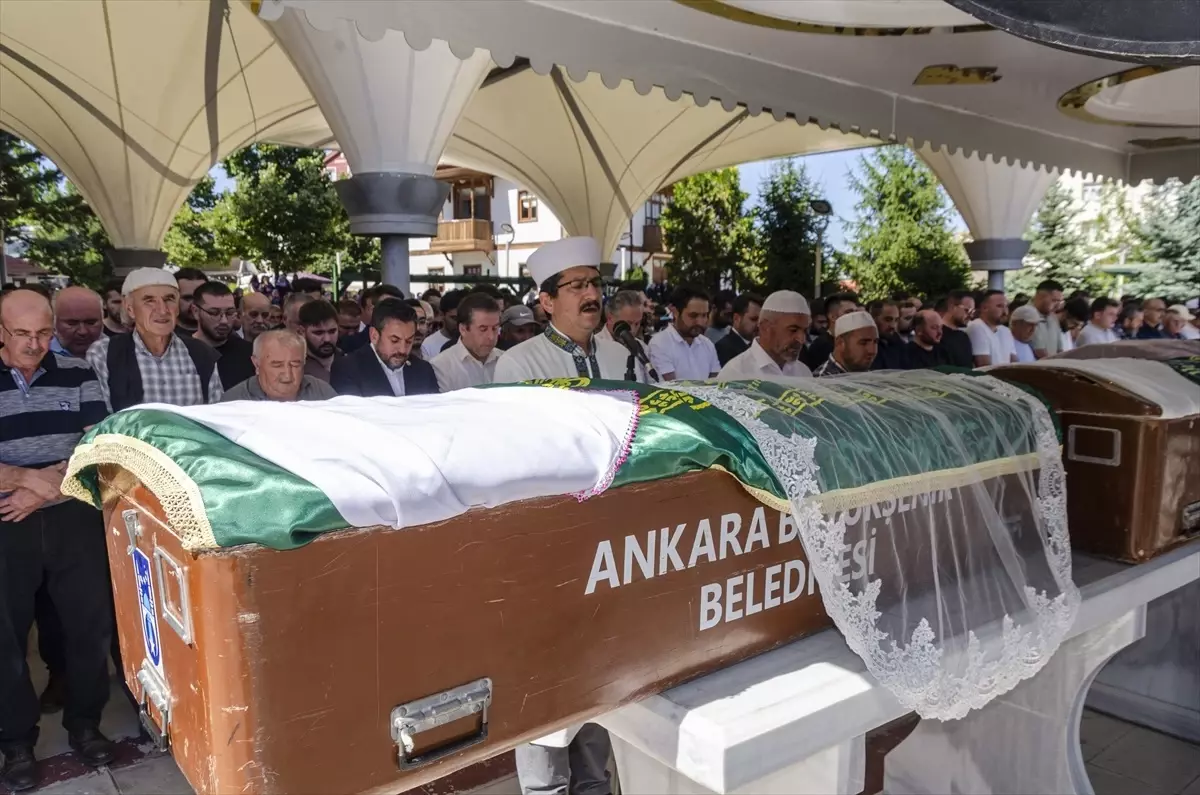 Kahramankazan'da trafik kazasında hayatını kaybedenler toprağa verildi