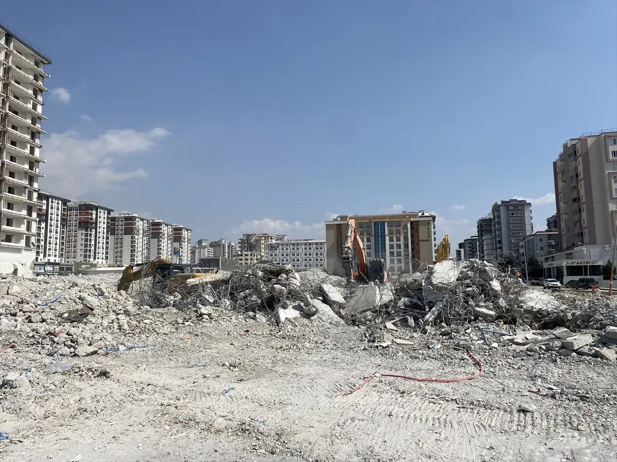 Kahramanmaraş'ta Depremzedeler İçin Bina Yıkım Çalışmaları Devam Ediyor