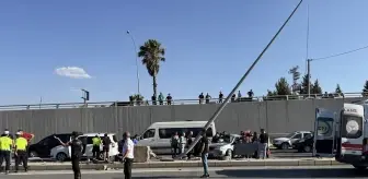 Kahramanmaraş'ta Aydınlatma Direğine Çarpan Otomobilde 3 Yaralı