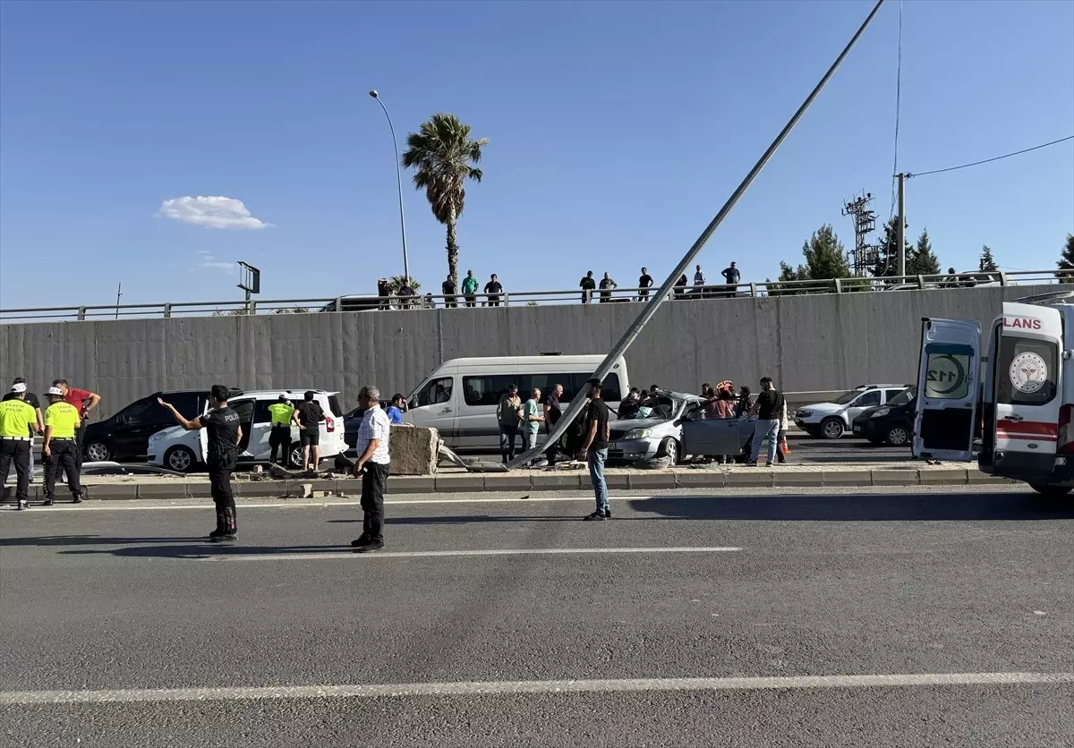 Kahramanmaraş'ta Aydınlatma Direğine Çarpan Otomobilde 3 Yaralı