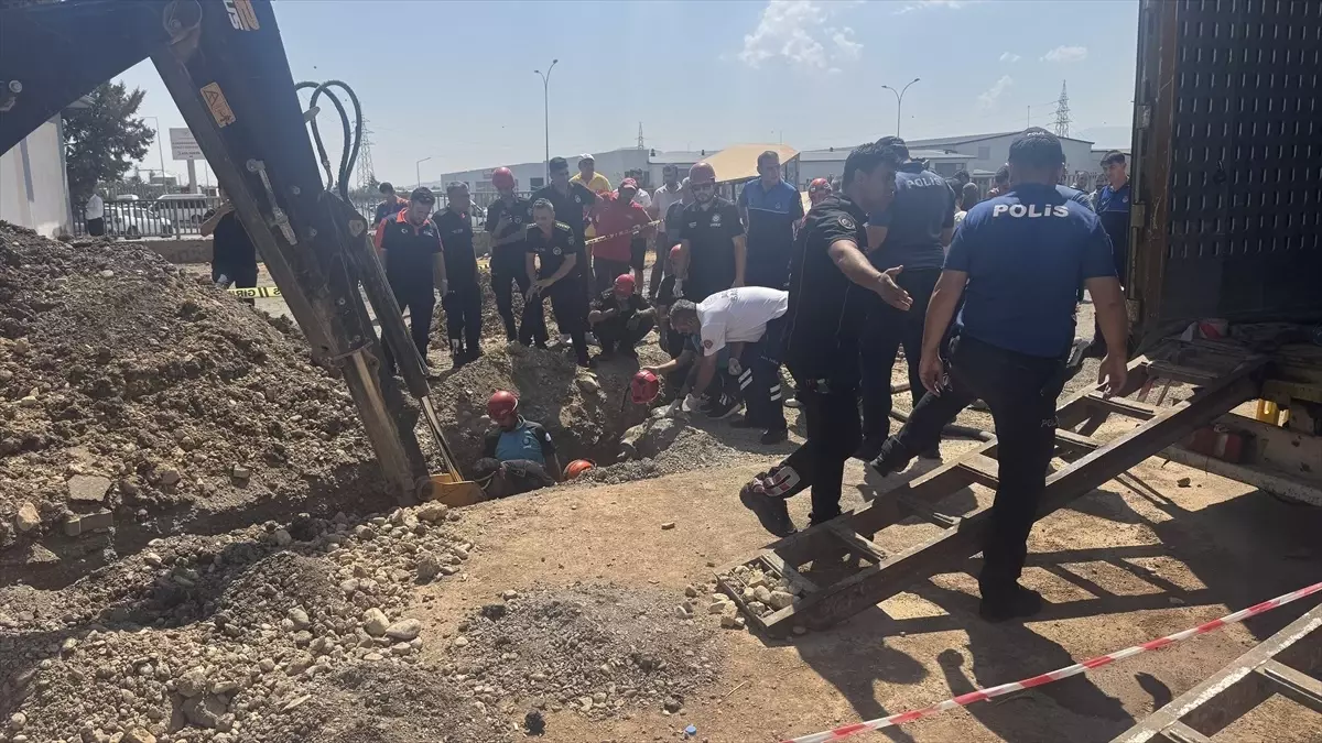 Kahramanmaraş'ta Toprak Kayması: Operatör Göçük Altından Kurtarıldı