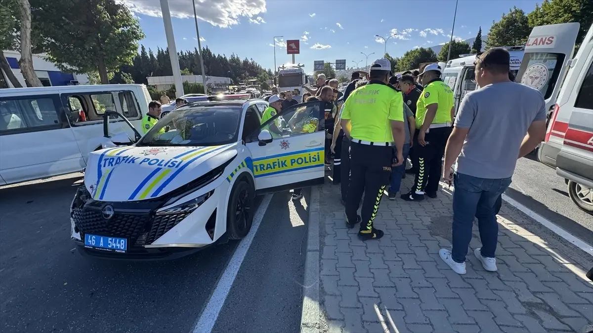 Kahramanmaraş'ta Polis Aracı ile Minibüs Çarpıştı: 4 Yaralı