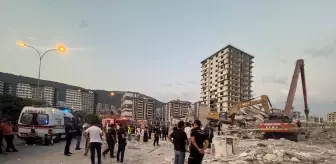 Kahramanmaraş'ta Yıkım Sırasında İş Makinesi Operatörü Enkaz Altında Kaldı