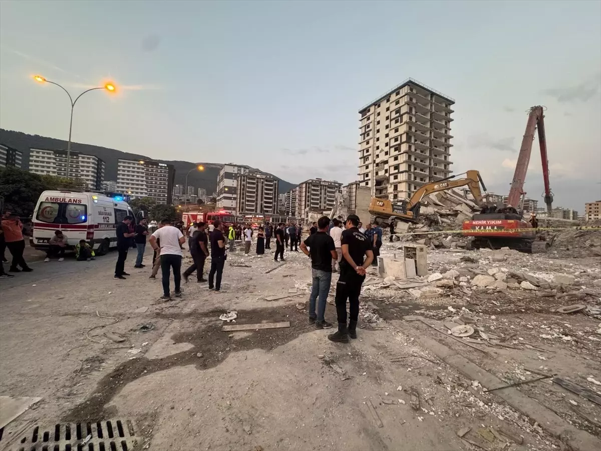 Kahramanmaraş'ta Yıkım Sırasında İş Makinesi Operatörü Enkaz Altında Kaldı