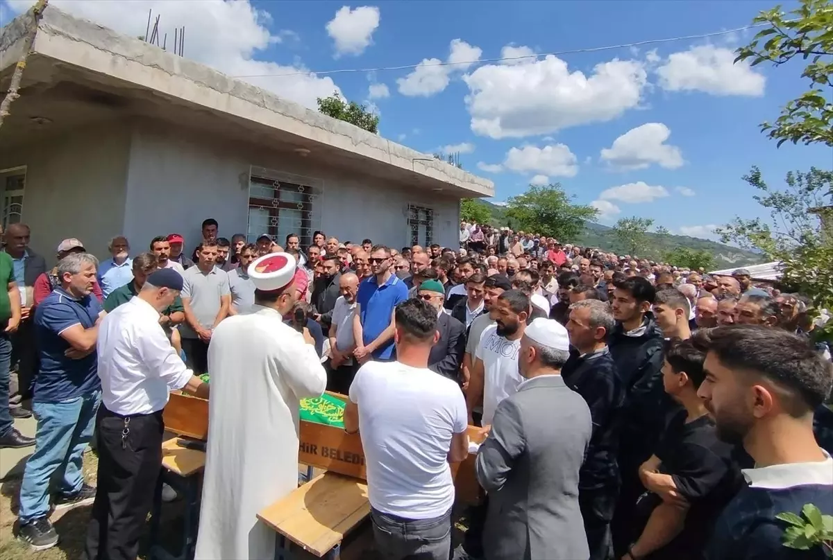 Kahramanmaraş'ta Yıkım Kazasında Hayatını Kaybeden Operatör Memleketinde Defnedildi