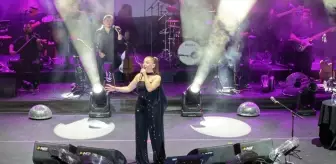 Uluslararası Geleneksel Ağustos Fuarı'nda Merve Özbey Konser Verdi