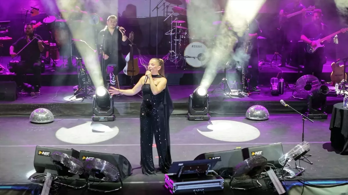 Uluslararası Geleneksel Ağustos Fuarı'nda Merve Özbey Konser Verdi