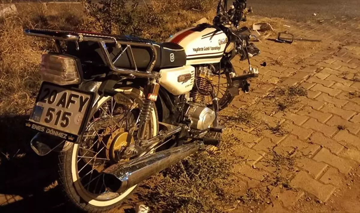 Kale'de Motosiklet Kamyonetle Çarpıştı, Sürücü Yaralandı
