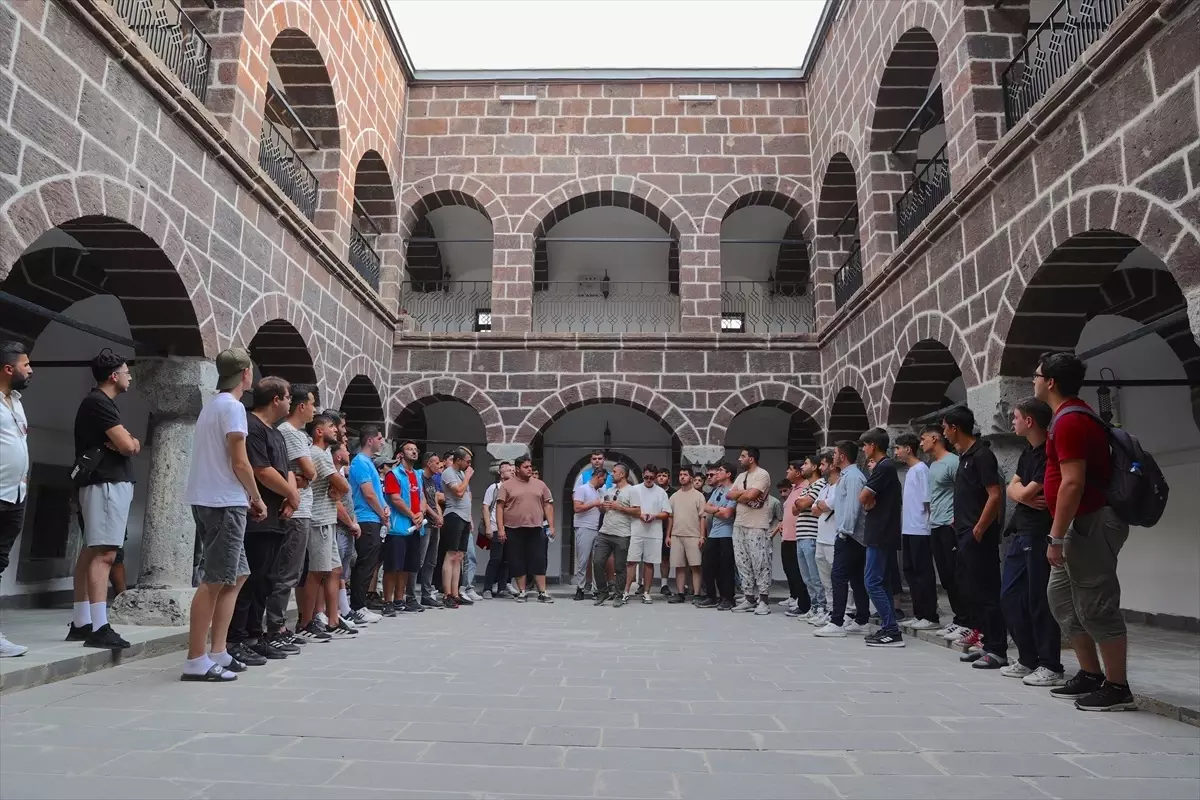 Hakkari'de Gençlik ve Kültür Kampları Düzenleniyor