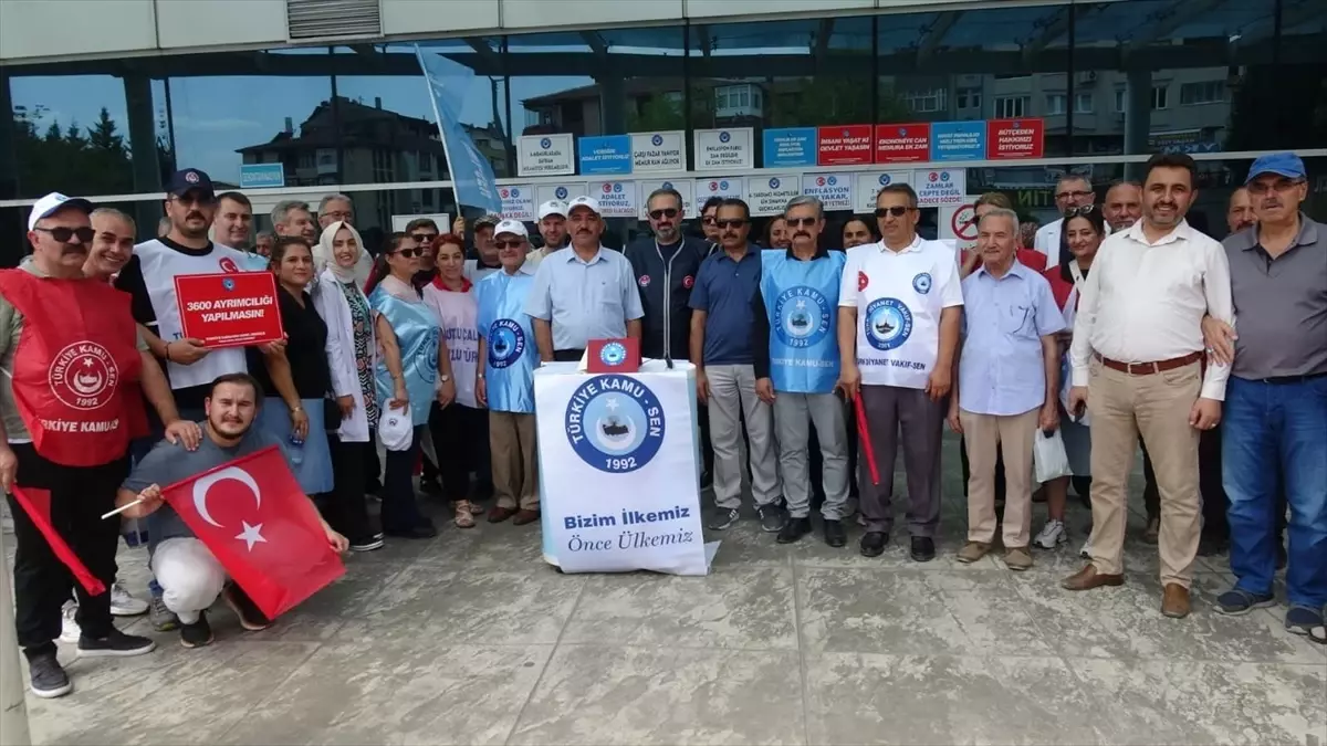 Kamu-Sen Üyeleri Memur ve Emekli Maaşlarına Zam Talep Etti