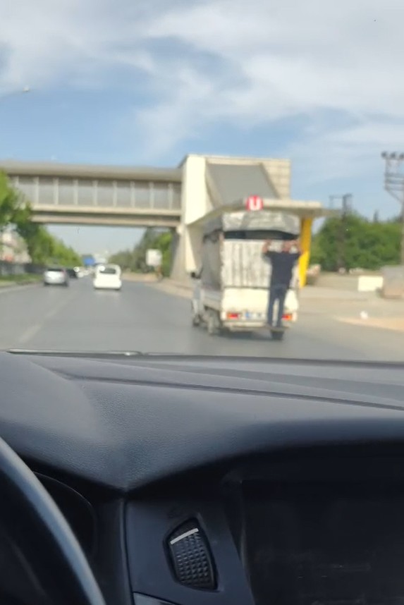 Kamyonetin kasasına tutunarak seyahat etti