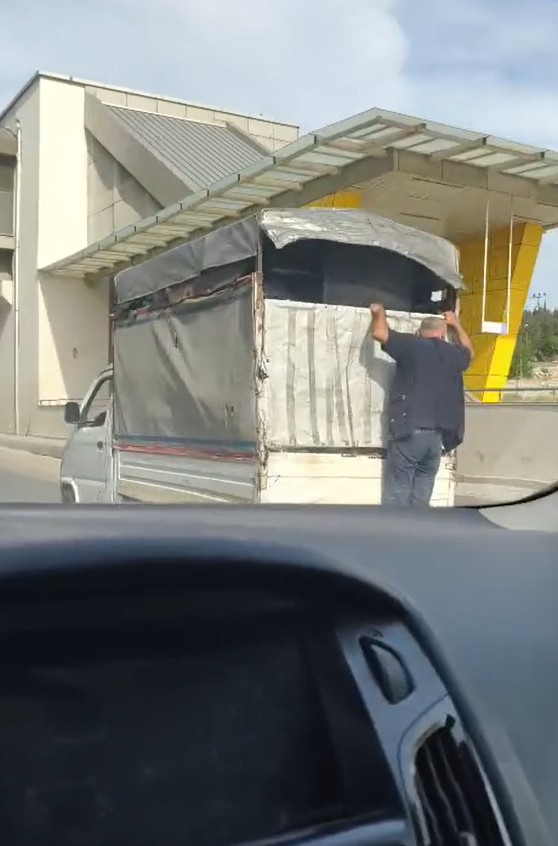 Kamyonetin kasasına tutunarak seyahat etti