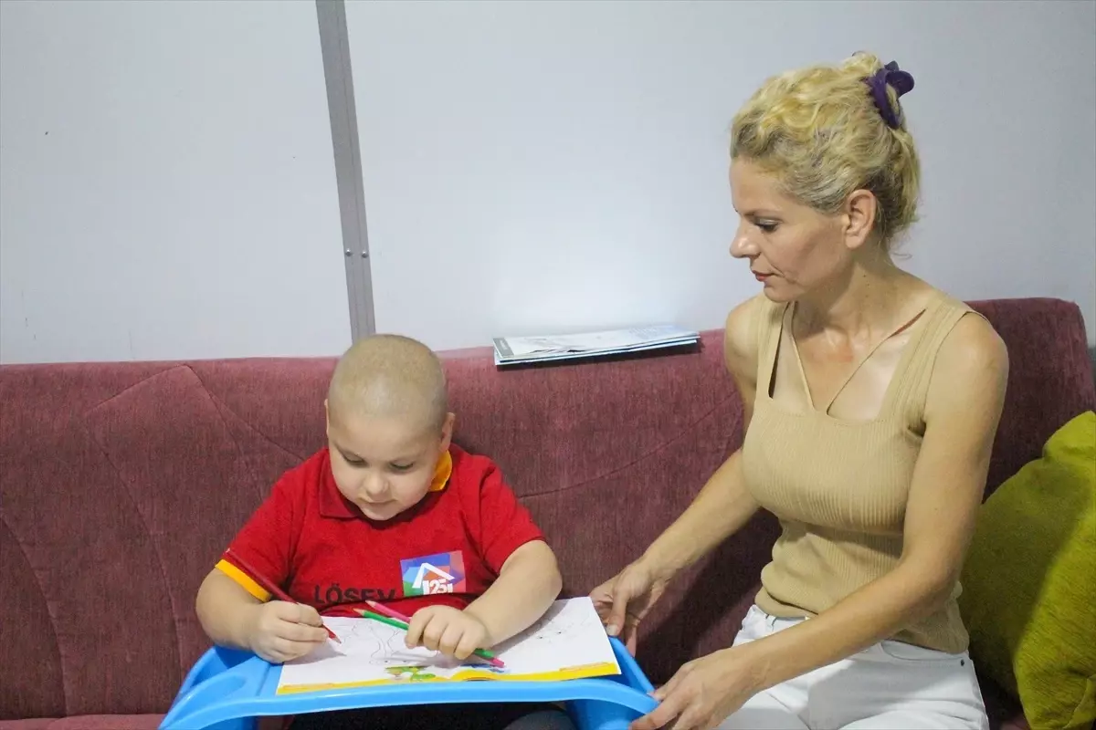 Meme Kanseri Tedavisini Oğlunun İçin Yarıda Bırakan Anne, Kanseri Yenen Oğlu ile Umutlanıyor