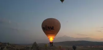Kapadokya'da Bayram Coşkusu: Balonlar Türk Bayraklarıyla Uçtu