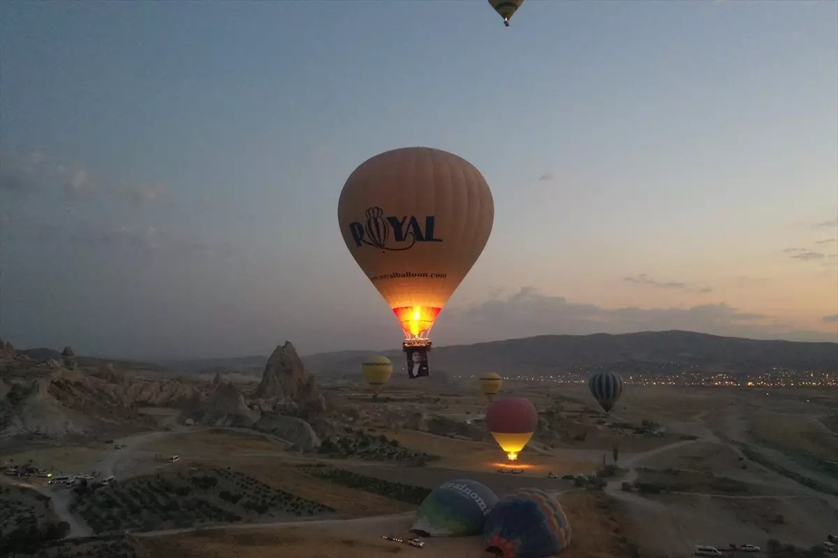 Kapadokya'da Bayram Coşkusu: Balonlar Türk Bayraklarıyla Uçtu