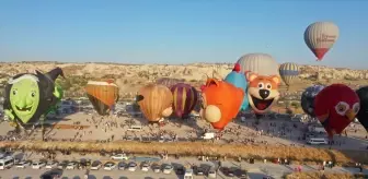 Kapadokya'da Figürlü Sıcak Hava Balonları Festivali Renkli Görüntüler Sunuyor
