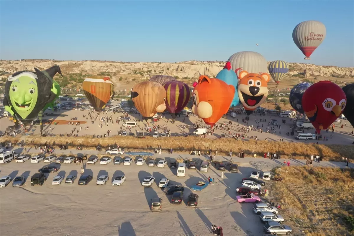 Kapadokya'da Figürlü Sıcak Hava Balonları Festivali Renkli Görüntüler Sunuyor