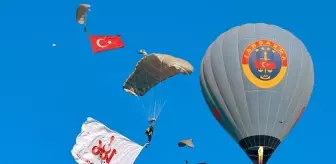 Kapadokya'da JÖAK timi sıcak hava balonundan paraşütle atladı