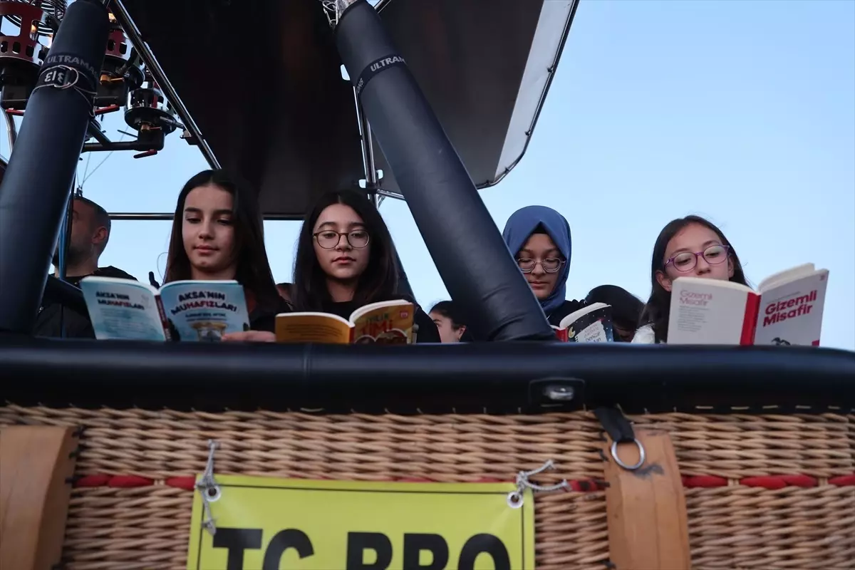 Kapadokya'da Öğrenciler Sıcak Hava Balonunda Kitap Okuyarak Farkındalık Oluşturdu