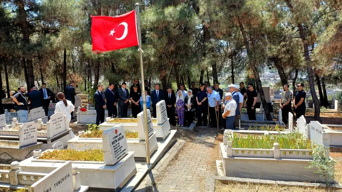 Karabük'te 15 Temmuz şehitleri Metin Arslan ve Barış Efe mezarları başında anıldı
