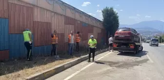 Karabük'te ağaca çarpan otomobilin sürücüsü yaralandı