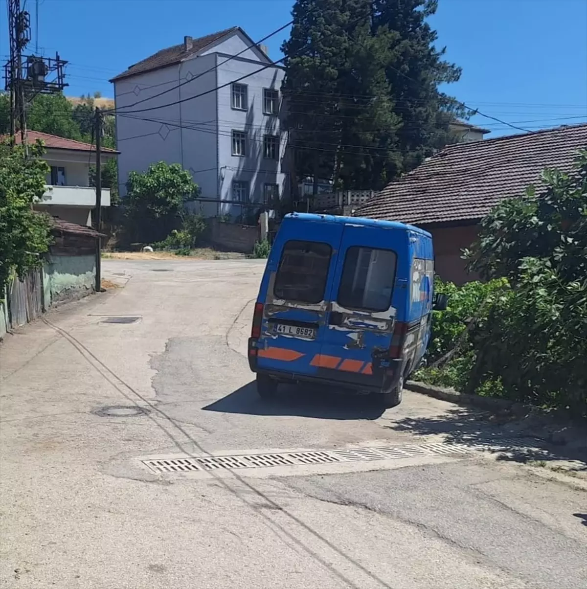 Karabük'te Panelvanın Bahçeye Girmesi Sonucu İki Kişi Yaralandı