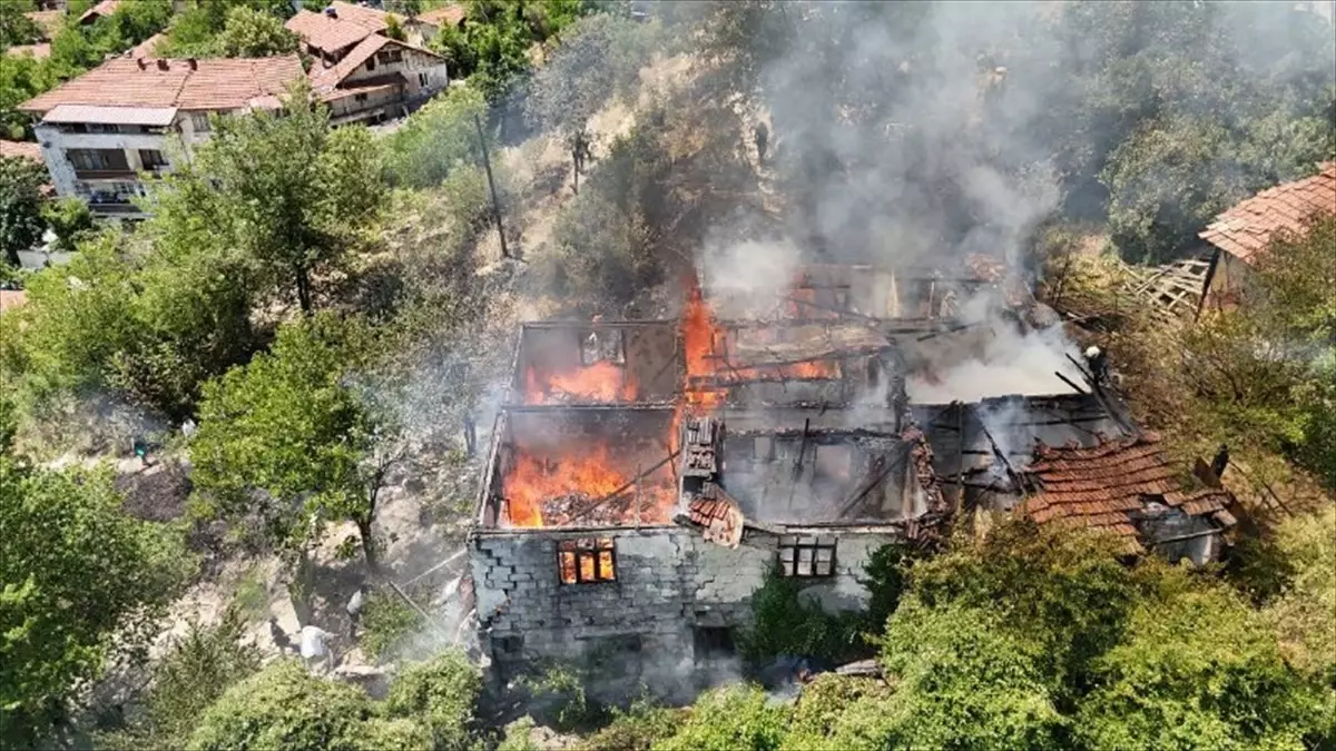 Karabük'te Yangın: 2 Katlı Ev Kullanılamaz Hale Geldi