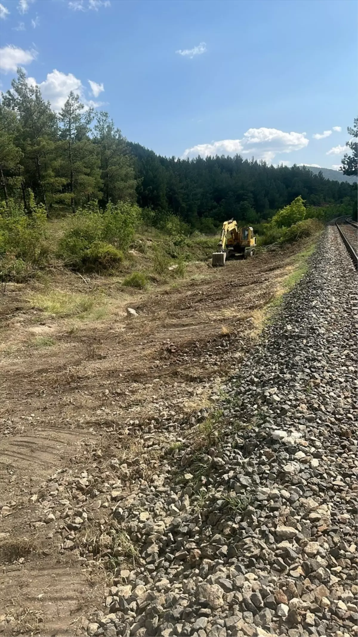 Karabük'te Demir Yolu Kenarları Yangın Riskine Karşı Temizlendi