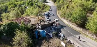 Hurda Yüklü Tır Devrildi, Sürücü Hastaneye Kaldırıldı