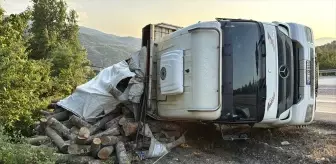 Safranbolu'da Tomruk Yüklü Kamyon Devrildi, Sürücü Yaralandı