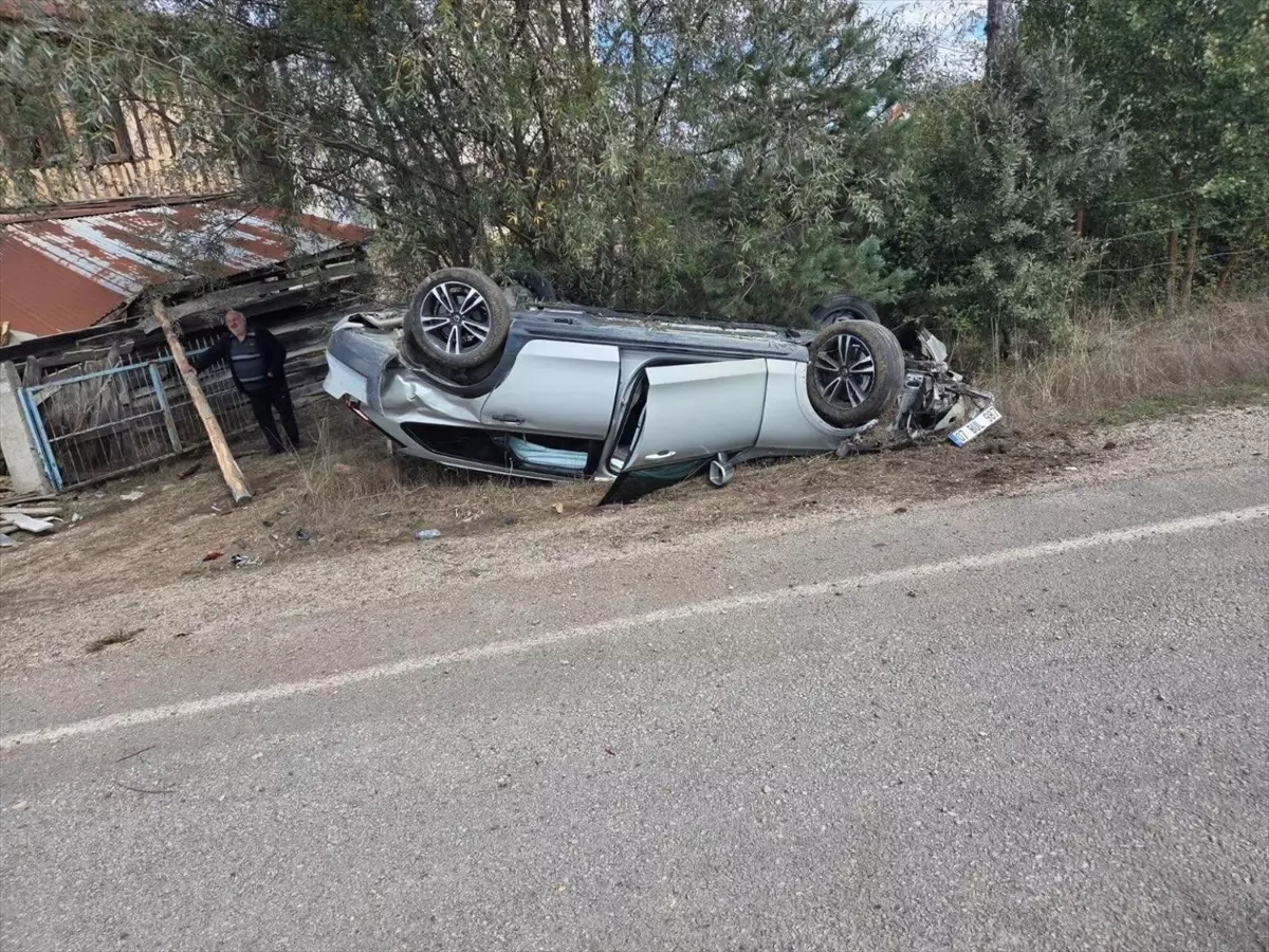 Eflani'de Devri Komple Otomobil Kazası: İki Yaralı
