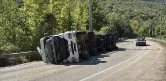 Yenice'de Devrilen Tır Sürücüsüne Ambulansta İlk Müdahale