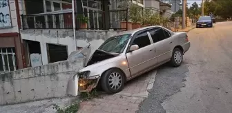 Safranbolu'da Otomobil Duvara Çarptı: Sürücü Yaralandı